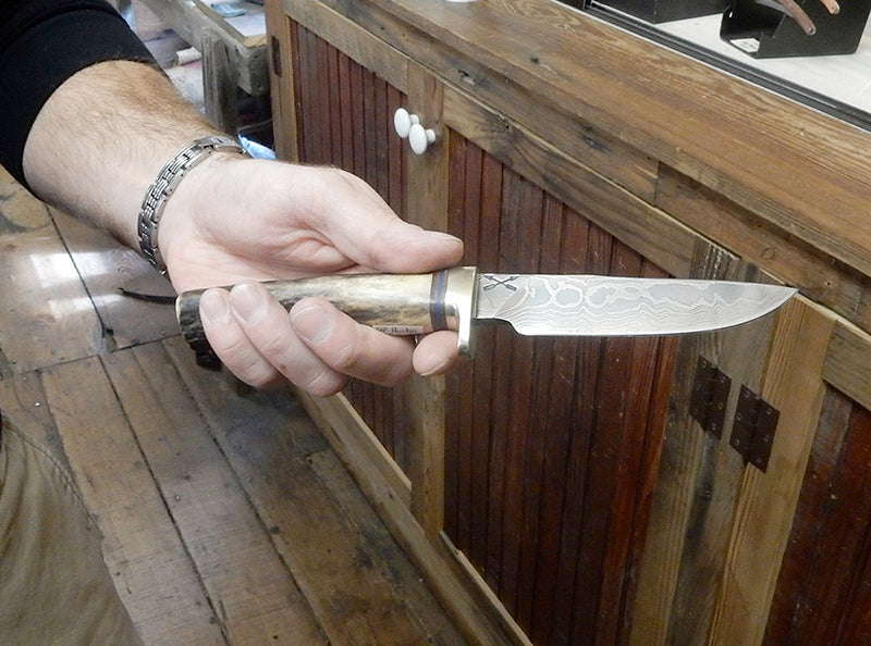 A man displayig a Hunting knife