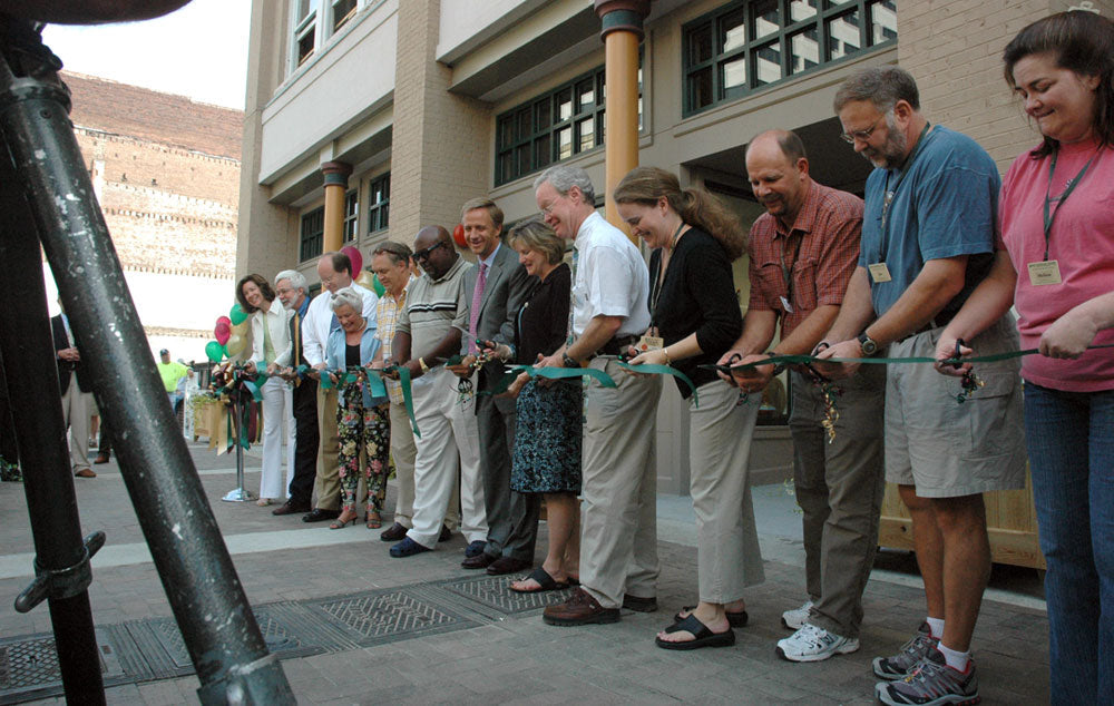 The mayor, Knoxville store staff, and dignitaries cut the ribbon in Knoxville on August 17, 2006