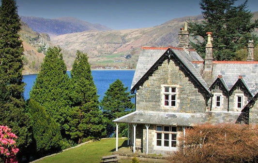 A hostel in the United Kingdom beside a lake